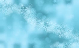 Gjorde suddig skinande snöflingor för vinter bakgrund i ljust - blåa vita färger Oskarp julferiebakgrund med snöflingor royaltyfri illustrationer Gjorde suddig skinande snöflingor för vinter bakgrund i ljust - blåa vita färger Oskarp julferiebakgrund med snöflingor royaltyfri illustrationer