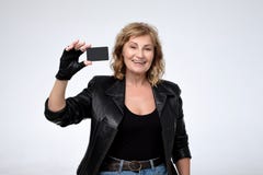 Gl?ckliche blonde Frau, die unbelegte Kreditkarte zeigt Fokus auf Karte stockfotos Gl?ckliche blonde Frau, die unbelegte Kreditkarte zeigt Fokus auf Karte stockfotos