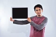 Gl?cklicher junger h?bscher asiatischer Mann, der die leere Tafel oder Brett bereit zu Ihrem Text h?lt und zeigt stockbild Gl?cklicher junger h?bscher asiatischer Mann, der die leere Tafel oder Brett bereit zu Ihrem Text h?lt und zeigt stockbild