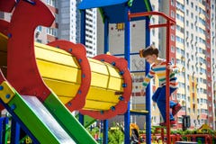 Gl?cklicher kleiner Junge, der im Rohr oder im Tunnel am modernen Spielplatz spielt Gl?ckliche Familie f?r Ihr, Gl?ckliche und ge stockbilder Gl?cklicher kleiner Junge, der im Rohr oder im Tunnel am modernen Spielplatz spielt Gl?ckliche Familie f?r Ihr, Gl?ckliche und ge stockbilder