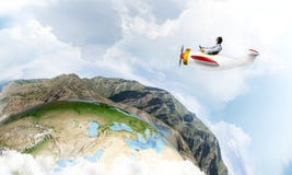 Gl?cklicher Pilot, der kleines Propellerflugzeug f?hrt lizenzfreie stockbilder Gl?cklicher Pilot, der kleines Propellerflugzeug f?hrt lizenzfreie stockbilder