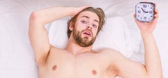Gl?ckliches in den steigenden H?nden des Betts mit dem neuen Gef?hl morgens aufwachen des faulen Mannes entspannt Mann, der zur?c stockfotos Gl?ckliches in den steigenden H?nden des Betts mit dem neuen Gef?hl morgens aufwachen des faulen Mannes entspannt Mann, der zur?c stockfotos