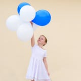 Gl?ckliches kleines M?dchen mit den blauen und wei?en Ballonen lizenzfreie stockfotos Gl?ckliches kleines M?dchen mit den blauen und wei?en Ballonen lizenzfreie stockfotos