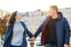 Gl?ckliches Mann- und Frauenh?ndchenhalten der jungen Paare stockbilder Gl?ckliches Mann- und Frauenh?ndchenhalten der jungen Paare stockbilder
