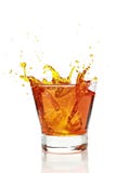 Glace avec éclabousser la boisson de whiskey images stock Glace avec éclabousser la boisson de whiskey images stock