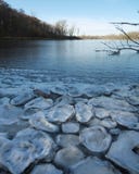 Glace de crêpe sur un lac congelé Photos stock Glace de crêpe sur un lac congelé Photos stock