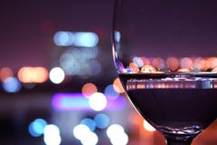 Glace de vin avec les lumières brouillées Glace de vin avec les lumières brouillées