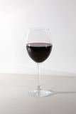 Glace de vin rouge d'isolement sur le fond blanc Une glace de vin rouge Copiez l'espace photo libre de droits Glace de vin rouge d'isolement sur le fond blanc Une glace de vin rouge Copiez l'espace photo libre de droits