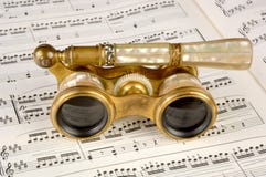 Glaces d'opéra antiques sur une rayure de musique images stock Glaces d'opéra antiques sur une rayure de musique images stock