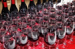Glaces et bouteilles de vin rouge images stock Glaces et bouteilles de vin rouge images stock