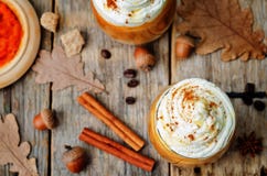 Glacez le latte d'épice de potiron de miel avec la crème fouettée images stock Glacez le latte d'épice de potiron de miel avec la crème fouettée images stock