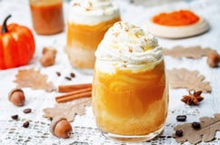 Glacez le latte d'épice de potiron de miel avec la crème fouettée photographie stock Glacez le latte d'épice de potiron de miel avec la crème fouettée photographie stock