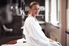 Glad mitt åldras kvinna som vilar på wellnessmitten royaltyfria foton Glad mitt åldras kvinna som vilar på wellnessmitten royaltyfria foton