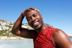 Gladlynt afro afrikansk grabb på stranden efter bad royaltyfria bilder Gladlynt afro afrikansk grabb på stranden efter bad royaltyfria bilder