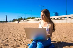 Gladlynt kvinna som använder netbook, medan vila utomhus royaltyfri bild Gladlynt kvinna som använder netbook, medan vila utomhus royaltyfri bild