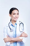 Gladlynt kvinnlig doktor som viker henne armar och le arkivfoto Gladlynt kvinnlig doktor som viker henne armar och le arkivfoto