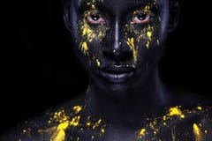 Gladlynt ung afrikansk kvinna med konstmodemakeup En fantastisk kvinna med svart makeup och att läcka gul målarfärg arkivfoton Gladlynt ung afrikansk kvinna med konstmodemakeup En fantastisk kvinna med svart makeup och att läcka gul målarfärg arkivfoton