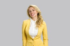 Gladlynt ung kvinna i guling royaltyfri foto Gladlynt ung kvinna i guling royaltyfri foto