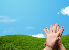 Gladlynta fingersmileys med landskaplandskap på bakgrunden royaltyfri bild Gladlynta fingersmileys med landskaplandskap på bakgrunden royaltyfri bild