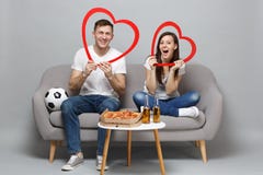 Gladlynta fotbollsfan för parkvinnaman hurrar upp det favorit- laget för service som sitter rymma stora röda trähjärtor isolerade royaltyfri foto Gladlynta fotbollsfan för parkvinnaman hurrar upp det favorit- laget för service som sitter rymma stora röda trähjärtor isolerade royaltyfri foto
