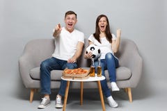 Gladlynta fotbollsfan för parkvinnaman hurrar upp service som det favorit- laget med fotboll klumpa ihop sig uttrycksfulla gestik arkivbilder Gladlynta fotbollsfan för parkvinnaman hurrar upp service som det favorit- laget med fotboll klumpa ihop sig uttrycksfulla gestik arkivbilder