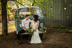 Gladlynta lyckliga barnpar sitter på den rikliga retro-minibussen arkivfoto Gladlynta lyckliga barnpar sitter på den rikliga retro-minibussen arkivfoto