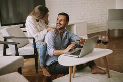 Gladlynta par som söker internet och direktanslutet shoppar arkivfoto Gladlynta par som söker internet och direktanslutet shoppar arkivfoto