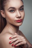 Glamourportret van een mooie jonge vrouw royalty-vrije stock foto Glamourportret van een mooie jonge vrouw royalty-vrije stock foto
