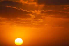 Glanzende zon in een oranje zonsondergang stock foto Glanzende zon in een oranje zonsondergang stock foto
