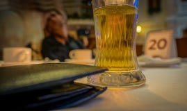 Glas der flüssigen Nahaufnahme auf dem Tisch lizenzfreie stockbilder Glas der flüssigen Nahaufnahme auf dem Tisch lizenzfreie stockbilder
