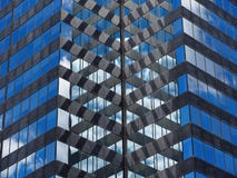 Glas en Staal de Bouw met Wolken Royalty-vrije Stock Foto's Glas en Staal de Bouw met Wolken Royalty-vrije Stock Foto's