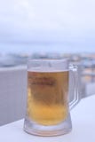 Glas helles Bier auf dem Tisch im äußeren Café, Bali-Insel, Indonesien lizenzfreie stockfotos Glas helles Bier auf dem Tisch im äußeren Café, Bali-Insel, Indonesien lizenzfreie stockfotos