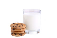 Glas melk en koekjes op wit wordt geïsoleerd dat royalty-vrije stock foto Glas melk en koekjes op wit wordt geïsoleerd dat royalty-vrije stock foto
