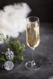 Glas met champagne met klatergoud en kegels bij zwarte achtergrond stock foto's Glas met champagne met klatergoud en kegels bij zwarte achtergrond stock foto's