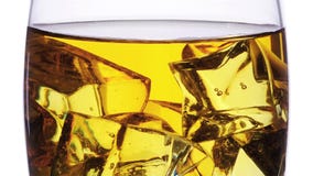 Glas mit den Whisky-und Eis-Würfeln, die Effekt des Endbewegungs-lauten Summens über Weiß ausfüllen und sich leeren stock video footage Glas mit den Whisky-und Eis-Würfeln, die Effekt des Endbewegungs-lauten Summens über Weiß ausfüllen und sich leeren stock video footage