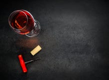 Glas van Rose Wine met Kurketrekker en Exemplaar Ruimtegebied royalty-vrije stock foto Glas van Rose Wine met Kurketrekker en Exemplaar Ruimtegebied royalty-vrije stock foto