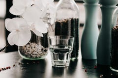 Glas Wasser Gesunder Lebensstil Blume unscharfes blackground Eignung und verlierendes Gewicht Diät und richtige Nahrung stockbild Glas Wasser Gesunder Lebensstil Blume unscharfes blackground Eignung und verlierendes Gewicht Diät und richtige Nahrung stockbild