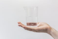 Glas Wasser an Hand lizenzfreies stockfoto Glas Wasser an Hand lizenzfreies stockfoto