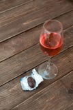 Glas Wein mit Süßigkeit lizenzfreies stockbild Glas Wein mit Süßigkeit lizenzfreies stockbild