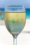 Glas Witte Wijn op het Strand royalty-vrije stock afbeeldingen Glas Witte Wijn op het Strand royalty-vrije stock afbeeldingen