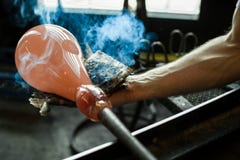 Glasbläser, der mit Glas arbeitet lizenzfreie stockfotografie Glasbläser, der mit Glas arbeitet lizenzfreie stockfotografie