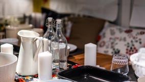 Glasfles met Behandeld Deksel op Eettafel stock afbeelding Glasfles met Behandeld Deksel op Eettafel stock afbeelding