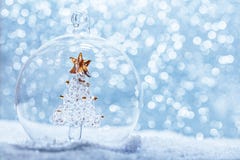 Glass boll för jul med det crystal trädet inom i snö Arkivfoto Glass boll för jul med det crystal trädet inom i snö Arkivfoto