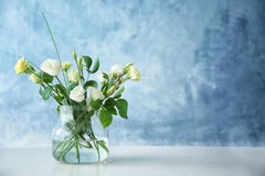 Glass vas med buketten av härliga blommor royaltyfri bild Glass vas med buketten av härliga blommor royaltyfri bild