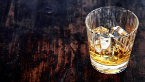 Glass of whiskey, bourbon or scotch, with ice royalty free stock photography Glass of whiskey, bourbon or scotch, with ice royalty free stock photography