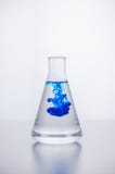 glassware Líquidos de mistura ANÁLISE DO LABORATÓRIO Reacção química fotos de stock royalty free glassware Líquidos de mistura ANÁLISE DO LABORATÓRIO Reacção química fotos de stock royalty free