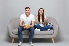 Glat jubel för fotbollsfan för parkvinnaman upp det favorit- laget för service med fotbollbollen som rymmer exponeringsglasbunken arkivfoto Glat jubel för fotbollsfan för parkvinnaman upp det favorit- laget för service med fotbollbollen som rymmer exponeringsglasbunken arkivfoto