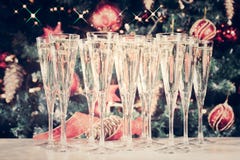 Glazen champagne met Kerstboomachtergrond en fonkelingen royalty-vrije stock foto Glazen champagne met Kerstboomachtergrond en fonkelingen royalty-vrije stock foto