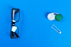 glazen, contactlenzen in containers en pincet op blauwe achtergrond stock foto glazen, contactlenzen in containers en pincet op blauwe achtergrond stock foto