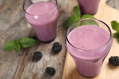 Glazen met smakelijke braambessenyoghurt smoothies royalty-vrije stock fotografie Glazen met smakelijke braambessenyoghurt smoothies royalty-vrije stock fotografie